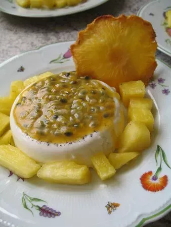 Panna cotta au coulis de fruits de la passion et sa chips d'ananas -  Recette Ptitchef