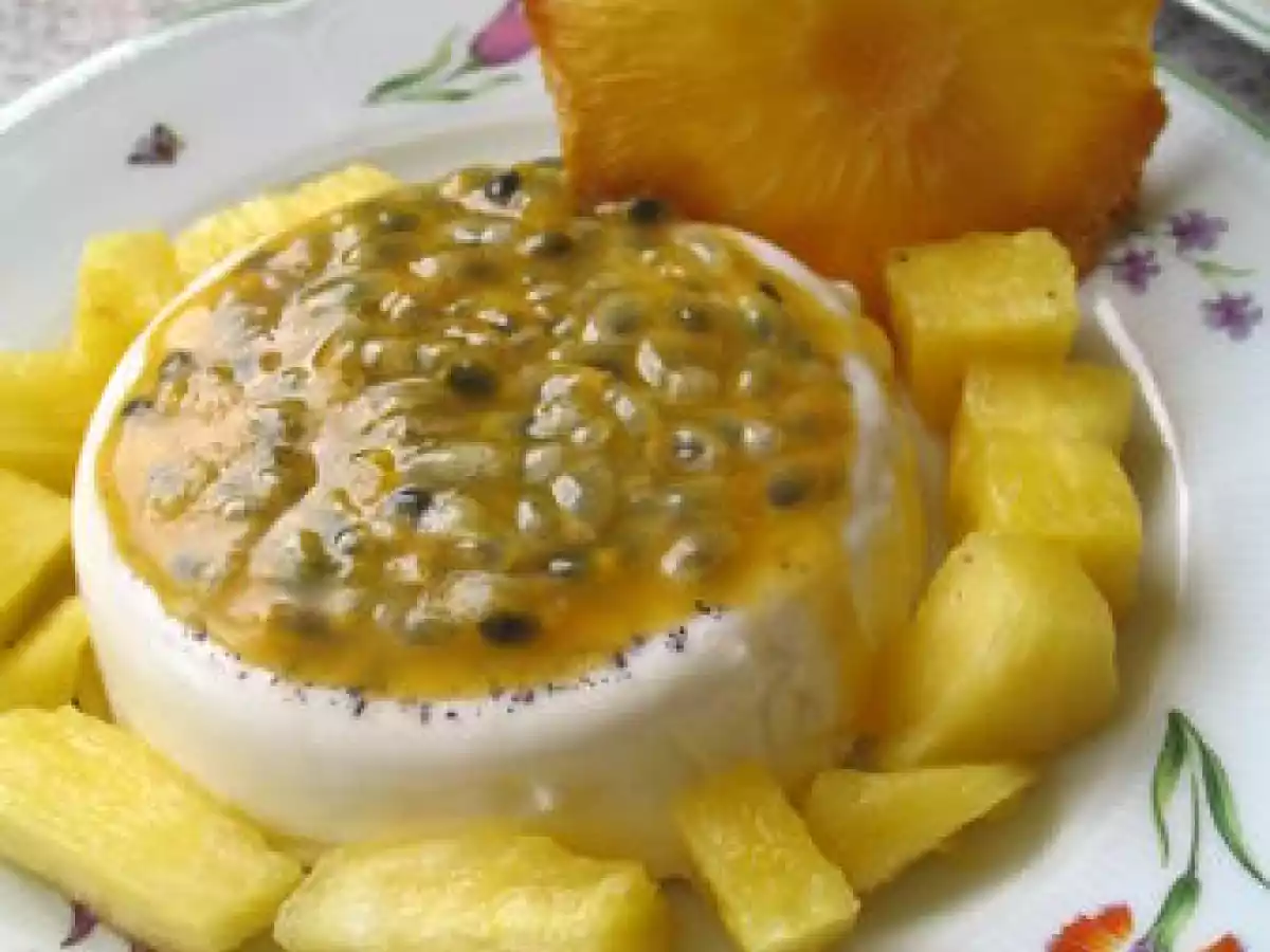 Panna Cotta au coulis de fruits de la passion et sa chips d'ananas