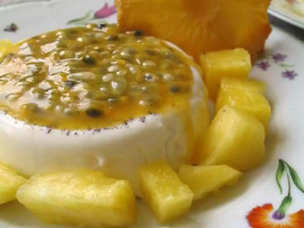 Panna Cotta au coulis de fruits de la passion et sa chips d'ananas - photo 2