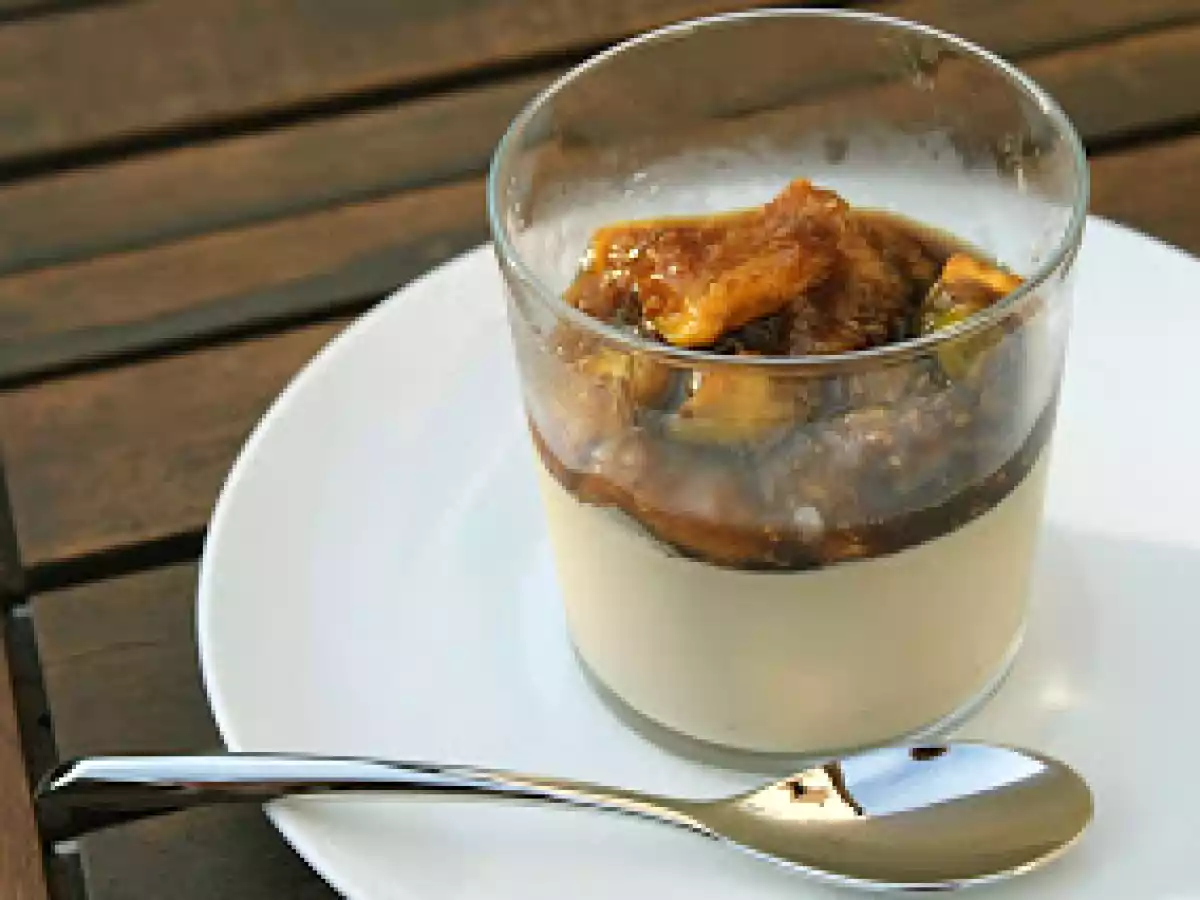 Panna cotta au lait d'amande et pistaches, compotée de figues