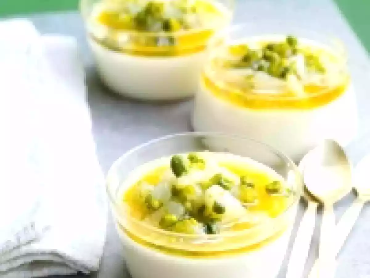 Panna cotta au lait d’amande et poires au miel de lavande