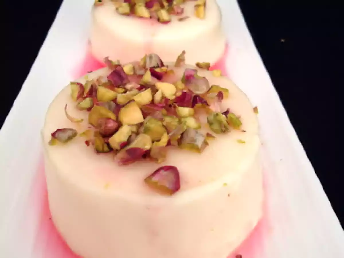 PANNA COTTA AU SIROP DE ROSE ET AUX PISTACHES
