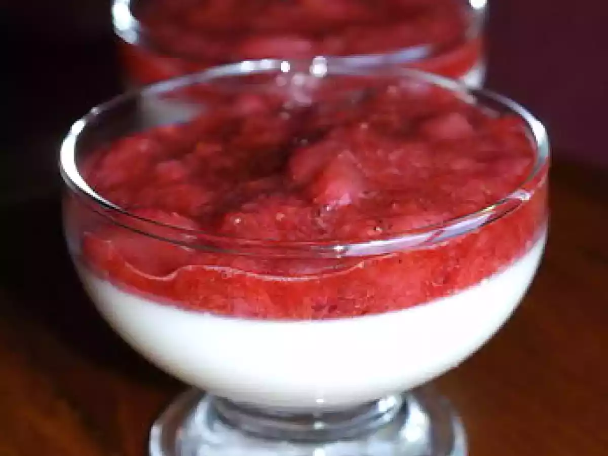 Panna cotta au yogourt et sa compote de fraise et rhubarbe