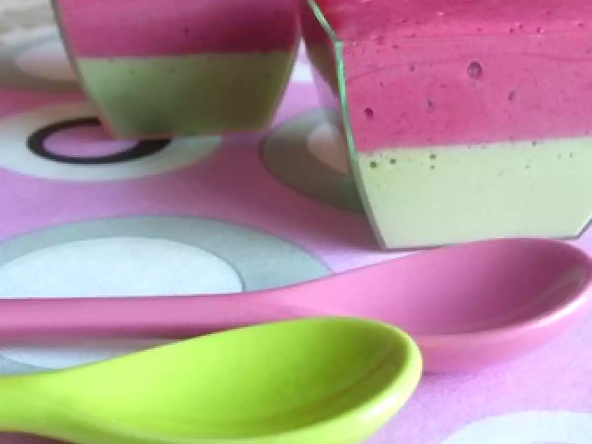 Panna cotta avocat-thé matcha et framboise