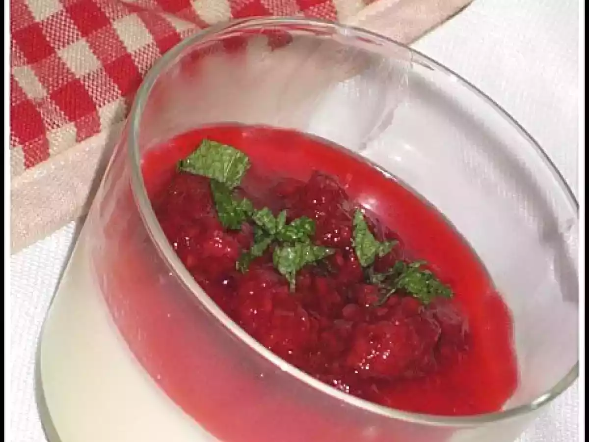 Panna cotta citron, écrasé de framboises et menthe