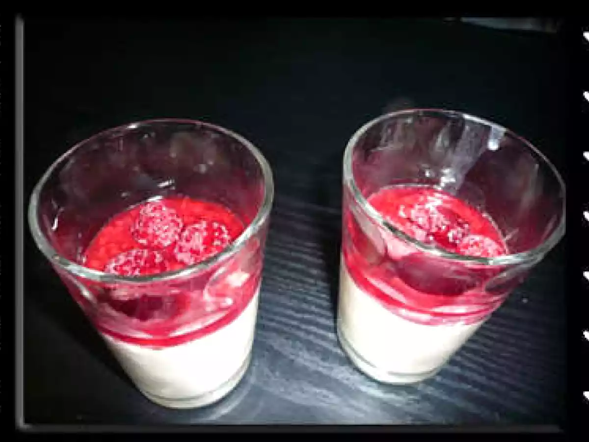 Panna cotta coco, chocolat blanc et coulis de framboises