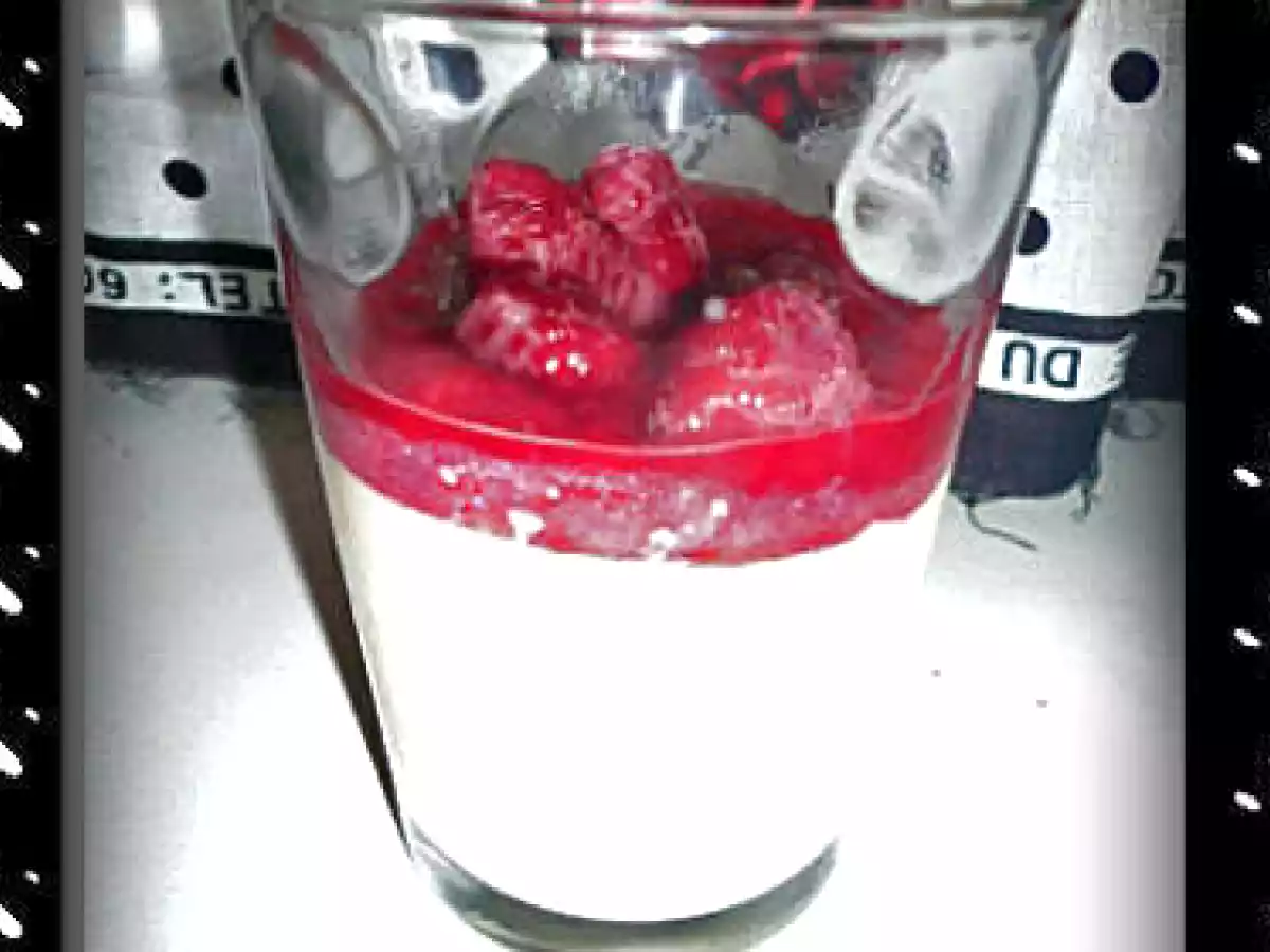 Panna cotta coco, chocolat blanc et coulis de framboises - photo 2