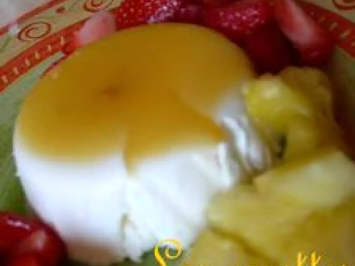 Panna cotta, coulis exotique, fraises, ananas