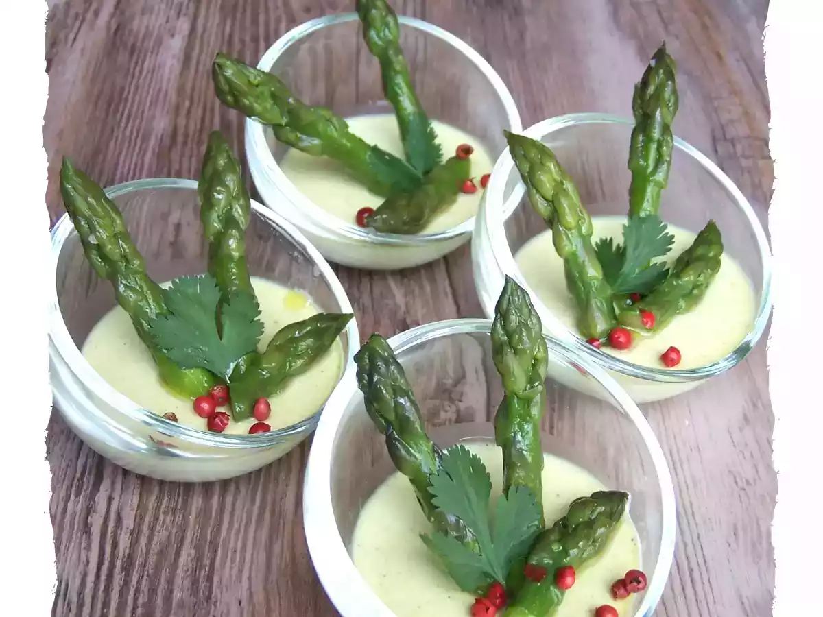 Panna Cotta d'asperges blanches au curry et ses asperges vertes vapeur