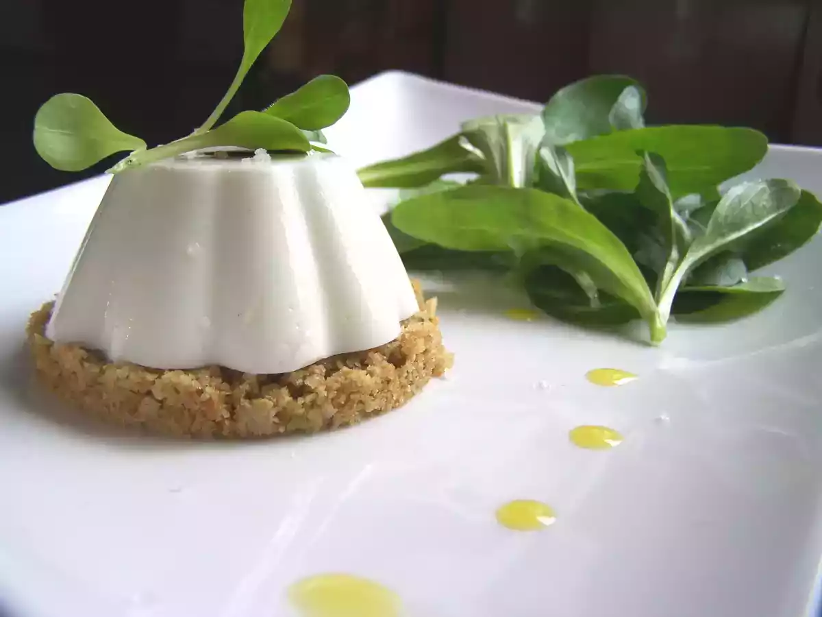 Panna cotta de brebis et sa croute aux olives vertes