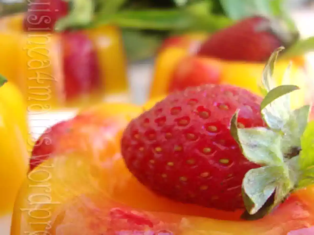 Panna cotta, gelée d'orange et fraises