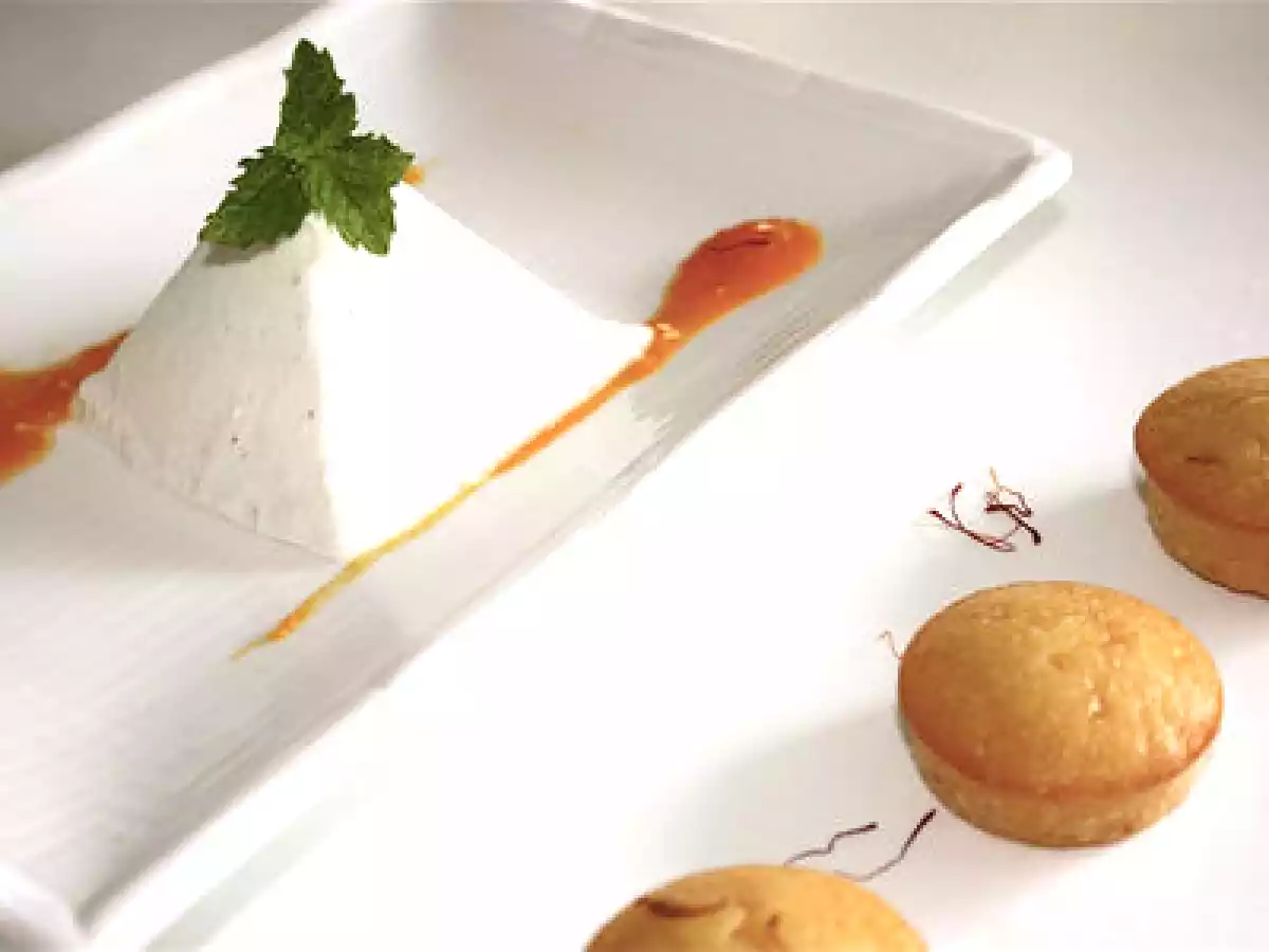 Panna cotta légère et glacée à la vanille, coulis d'abricot au safran