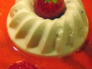 Panna cotta toute simple à la vanille et surplus de fraises