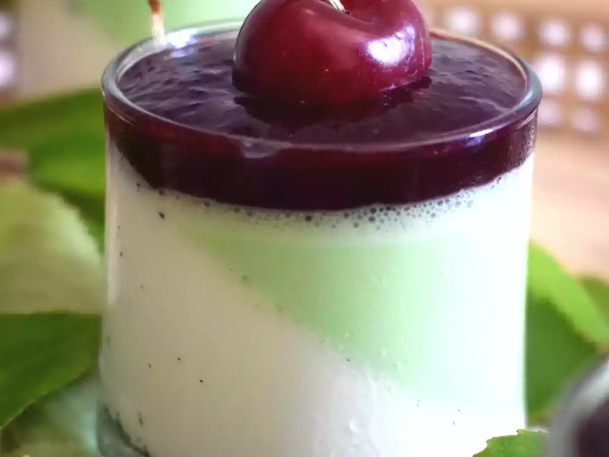 Panna cotta vanille pistache coulis de cerises