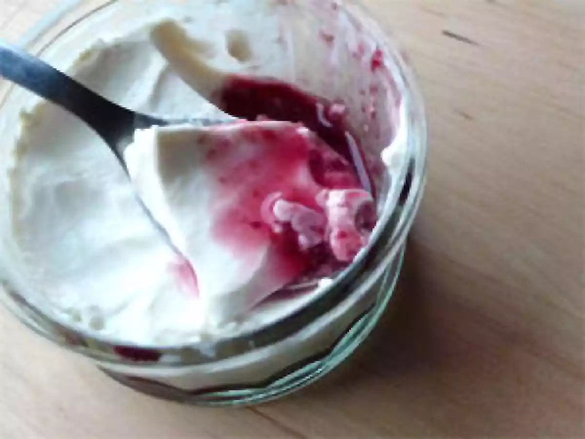 Panna cotta vanillé sur lit de confiture de framboise