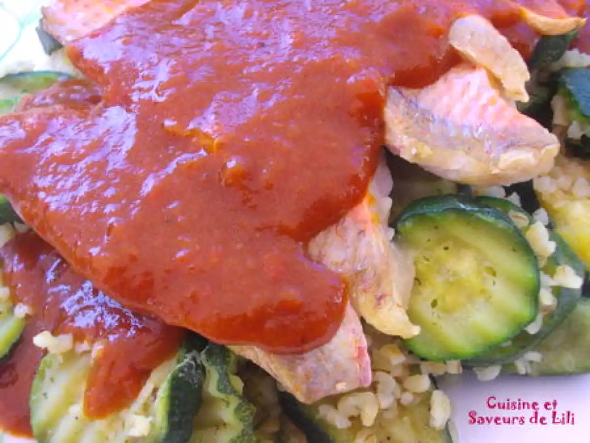 Papillote de filet de rouget sur lit de courgette et sauce aux poivrons