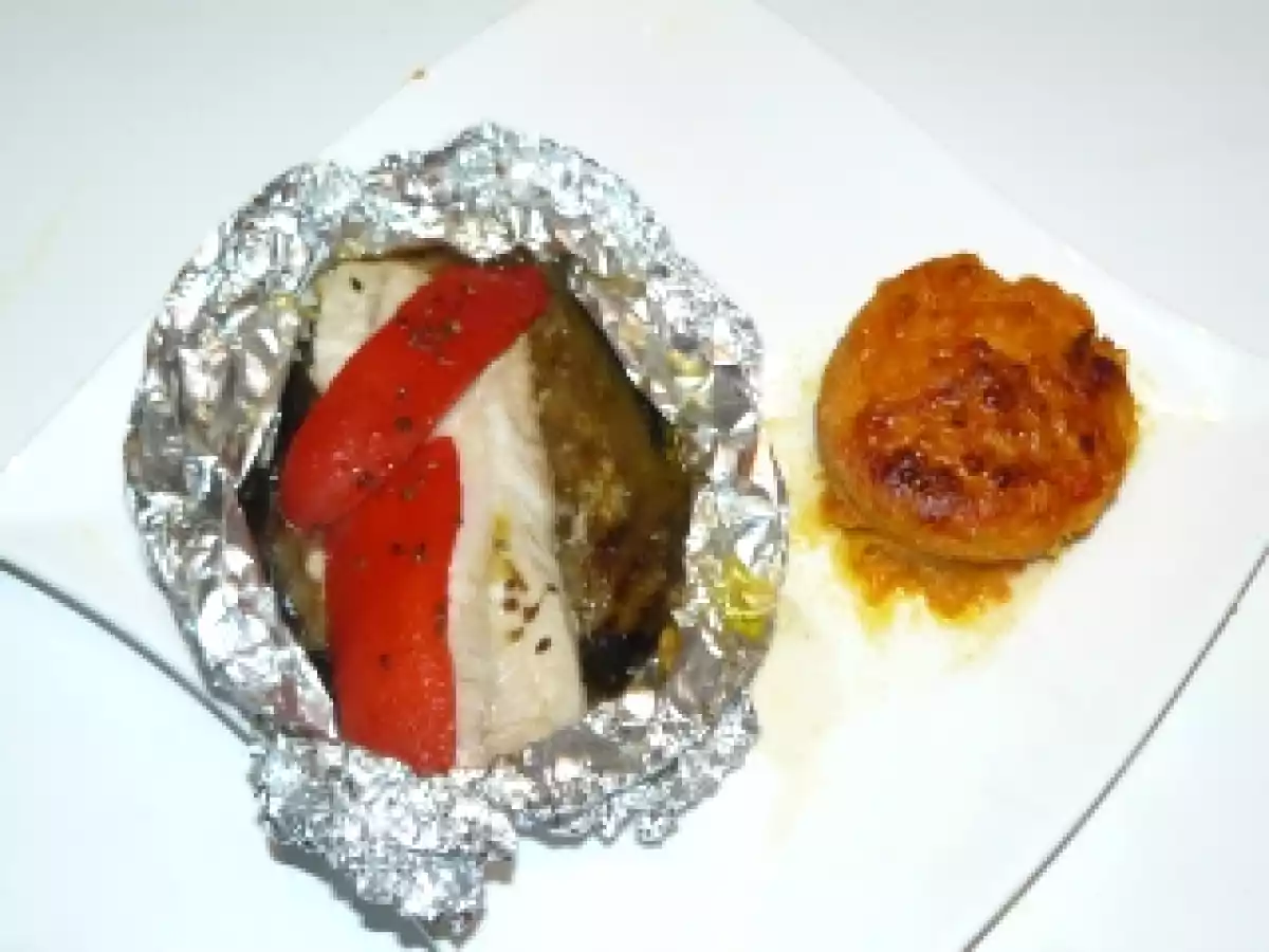 Papillote de poisson, aubergine et poivron accompagné d'un flan de potiron