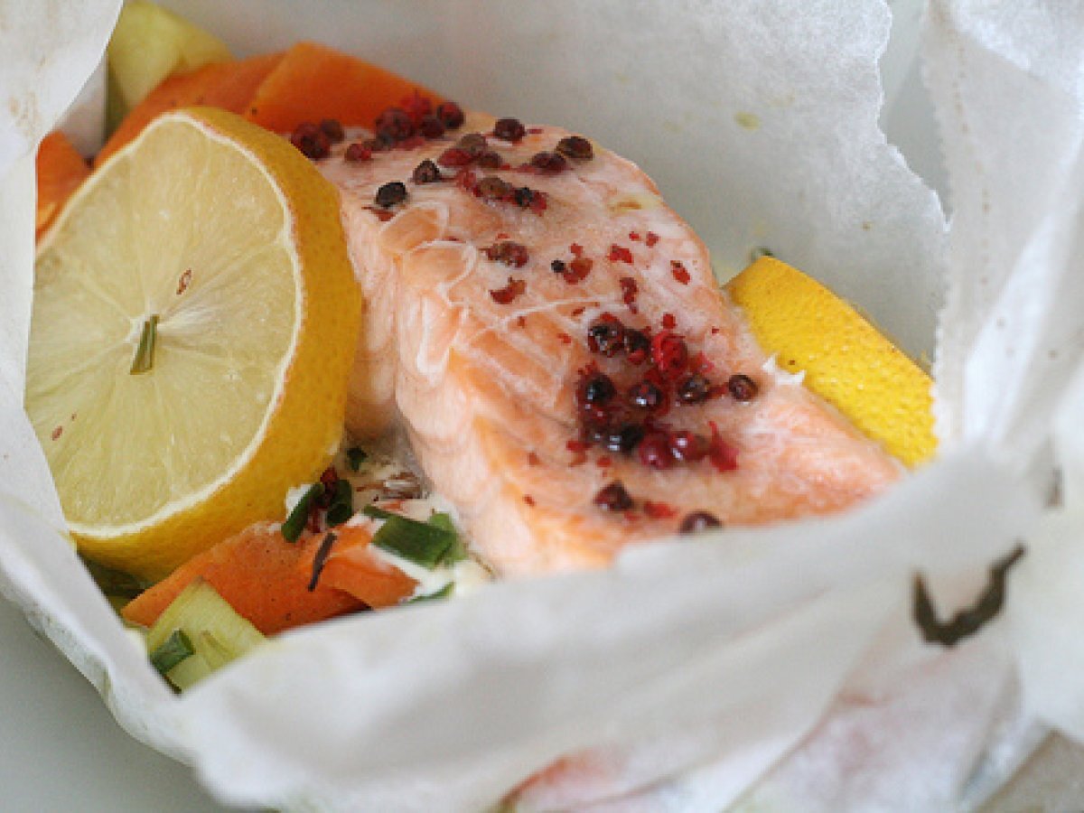 Recette de saumon en papillote aux légumes et baies roses