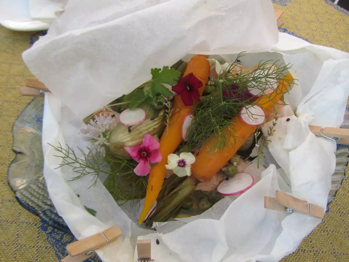 Papillote de saumon, ses légumes et ses fleurs