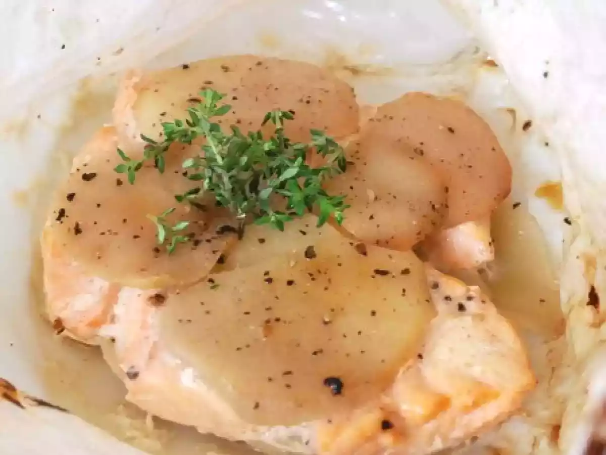 Papillote (papier spécial) de saumon, poires et poivre...