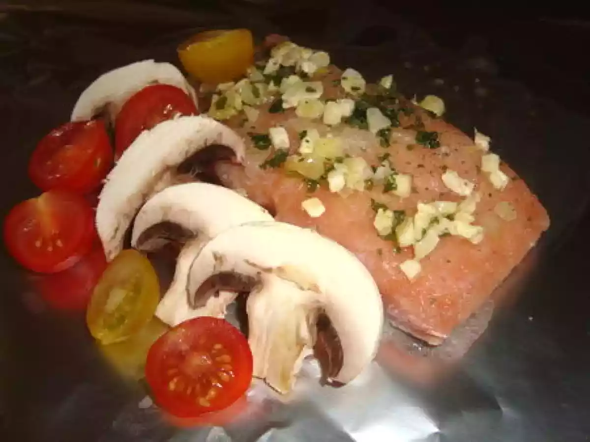 Papillotes de saumon aux tomates cerise et aux champignons, sauce au fromage blanc - photo 2