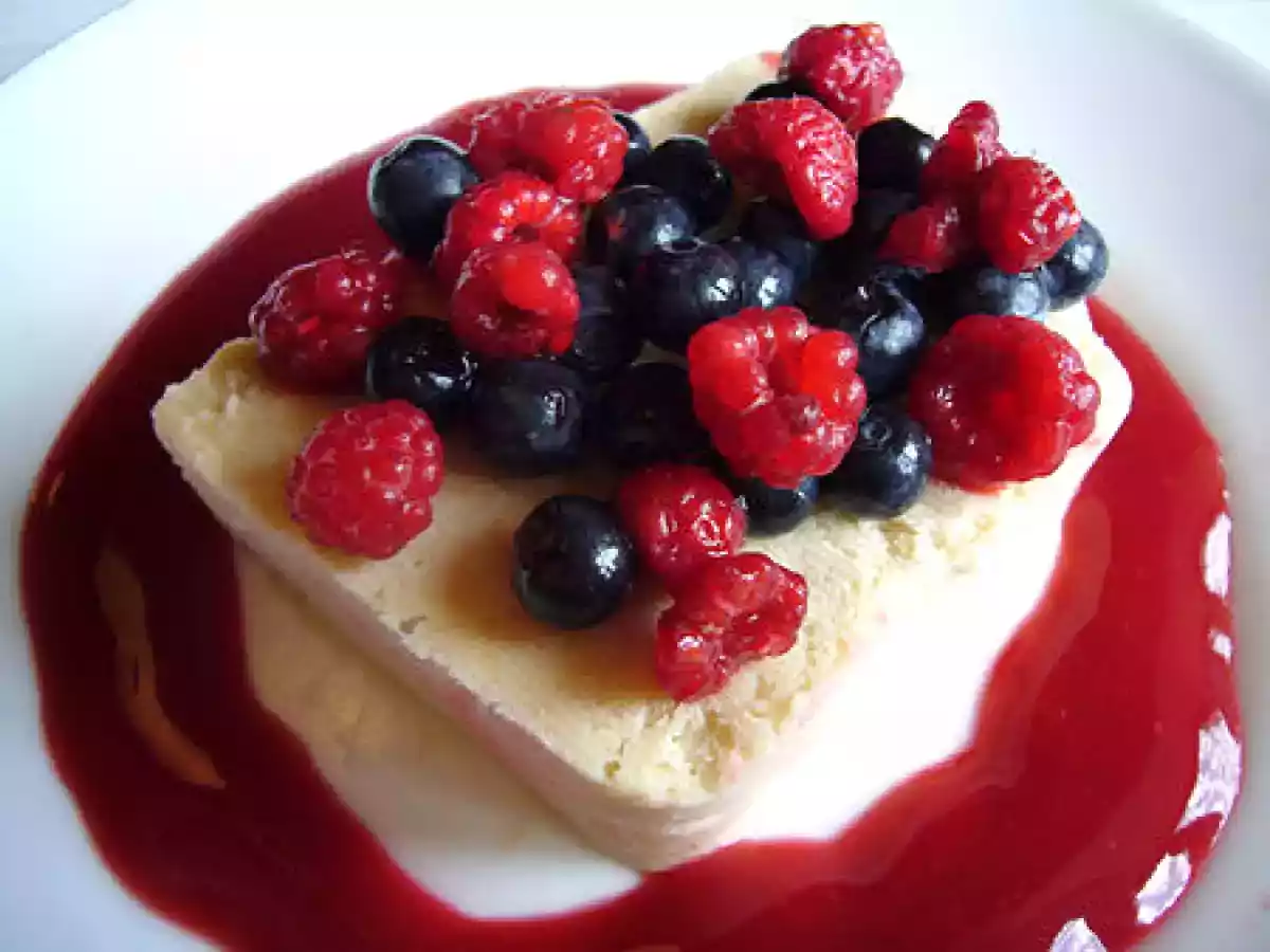 Parfait à la rhubarbe et coulis de framboise