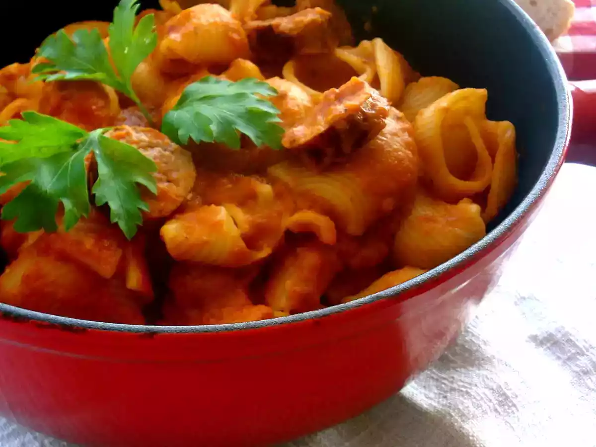 PASTA AL POMODORO E SALSICCIA