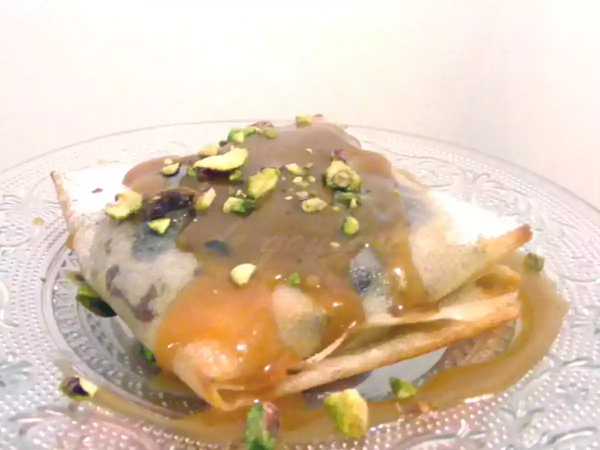 Pastilla au chocolat et aux fruits secs et sa sauce caramel au beurre salé
