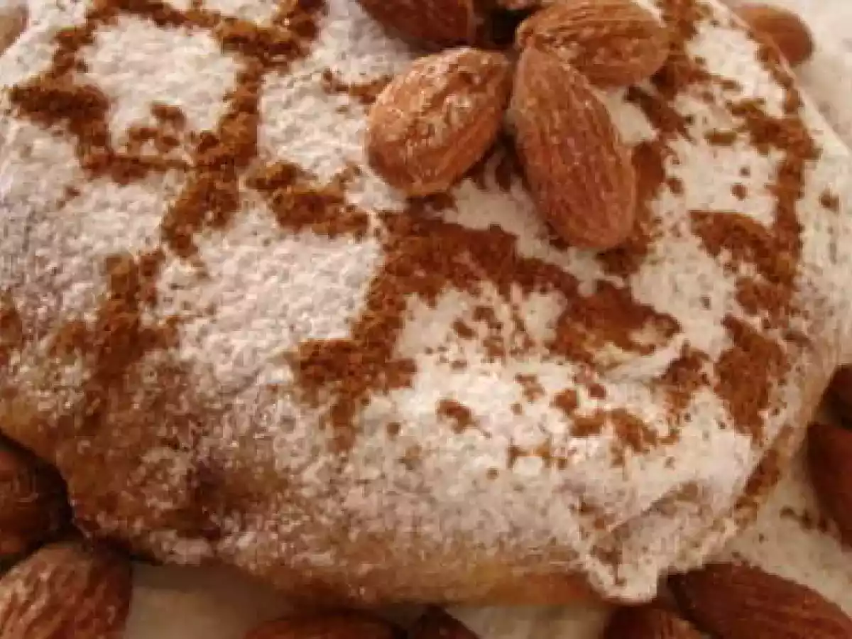 Pastilla au poulet et aux amandes