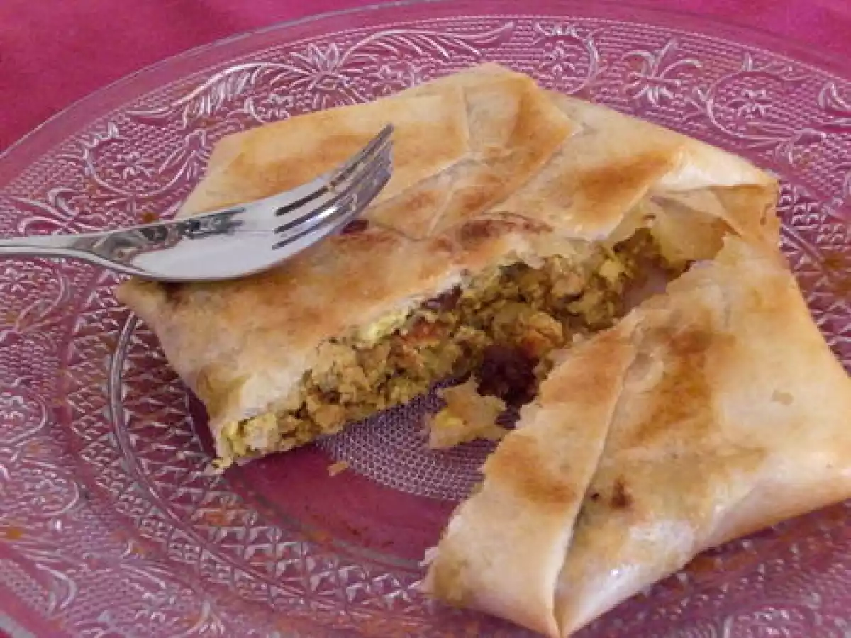 Pastillas de poulet aux amandes et raisins