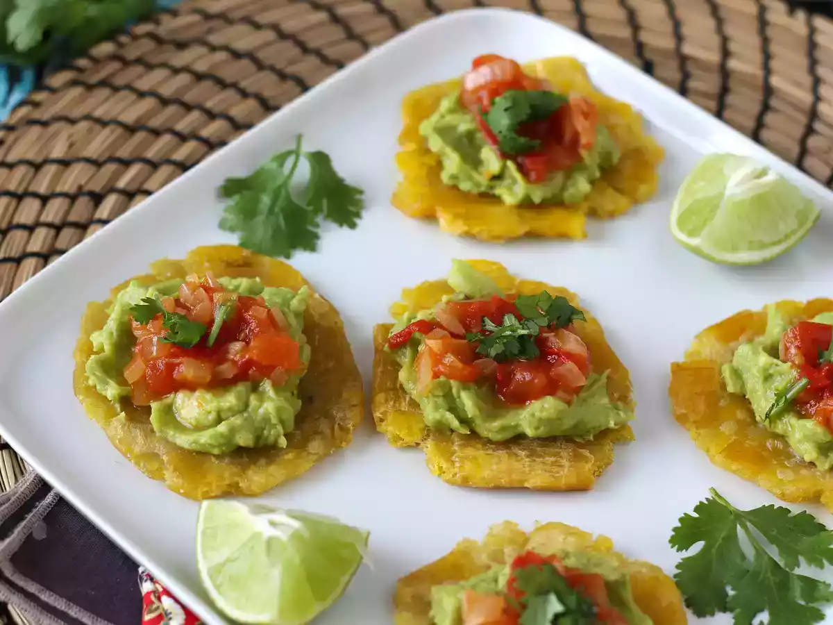 Patacones, les toasts de banane plantain colombiens accompagnés de guacamole et de tomates - photo 5