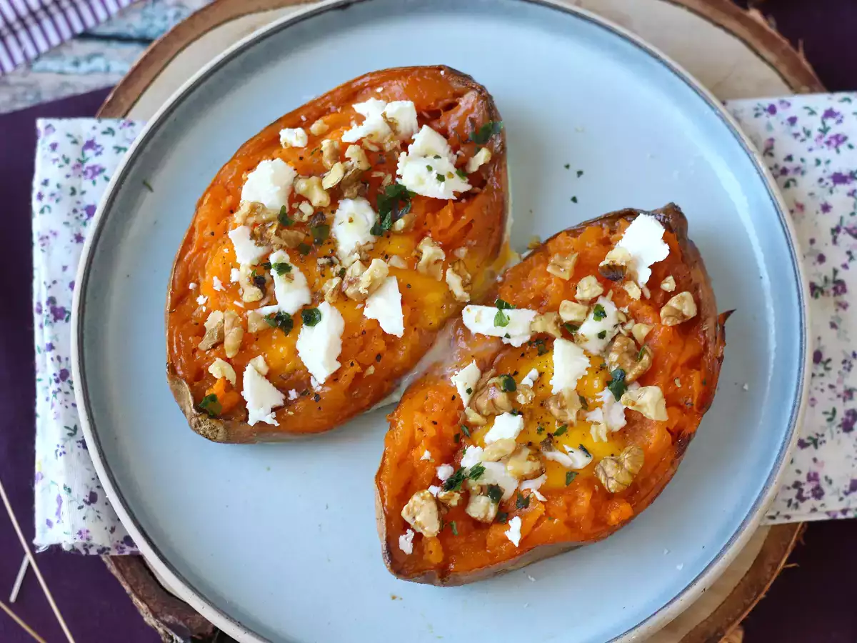 Patate douce rôtie aux œufs, feta, miel et noix