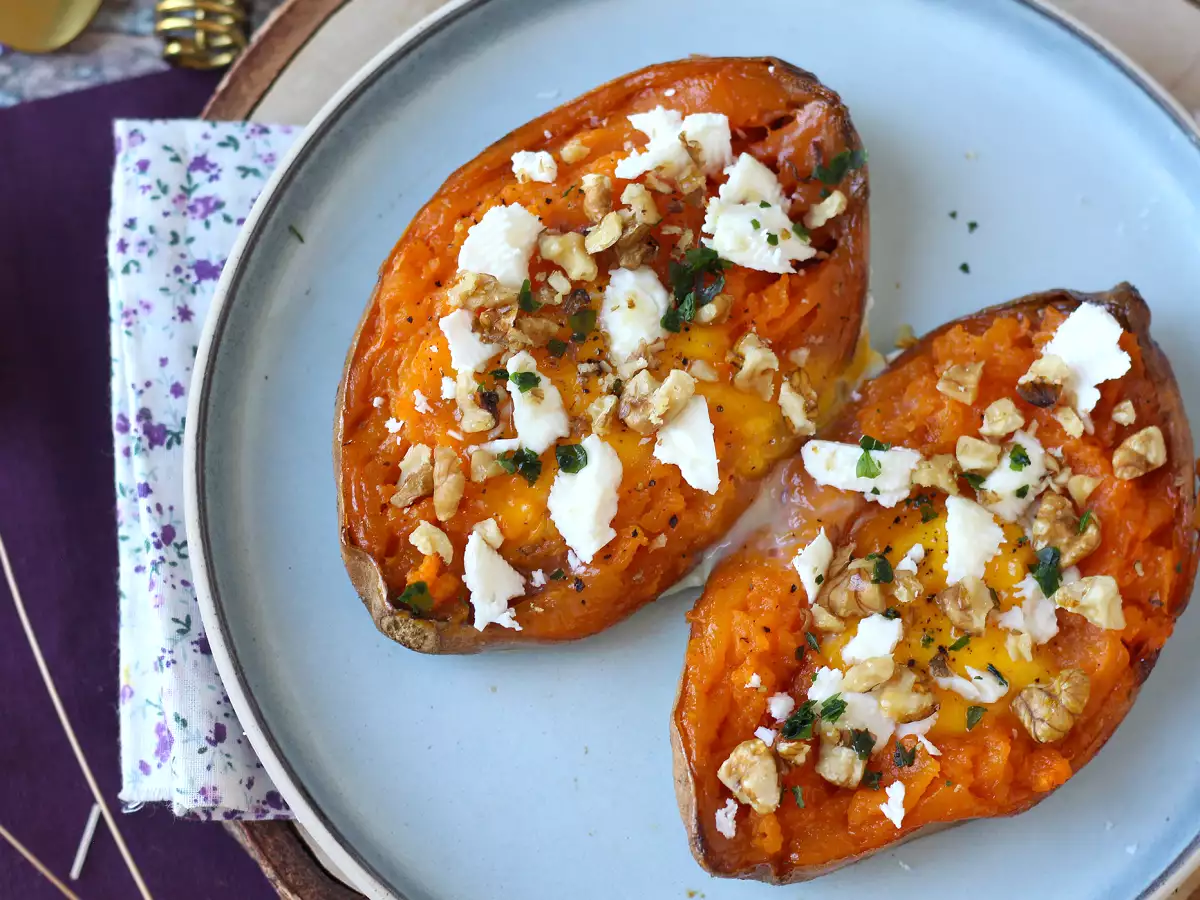 Patate douce rôtie aux œufs, feta, miel et noix - photo 6