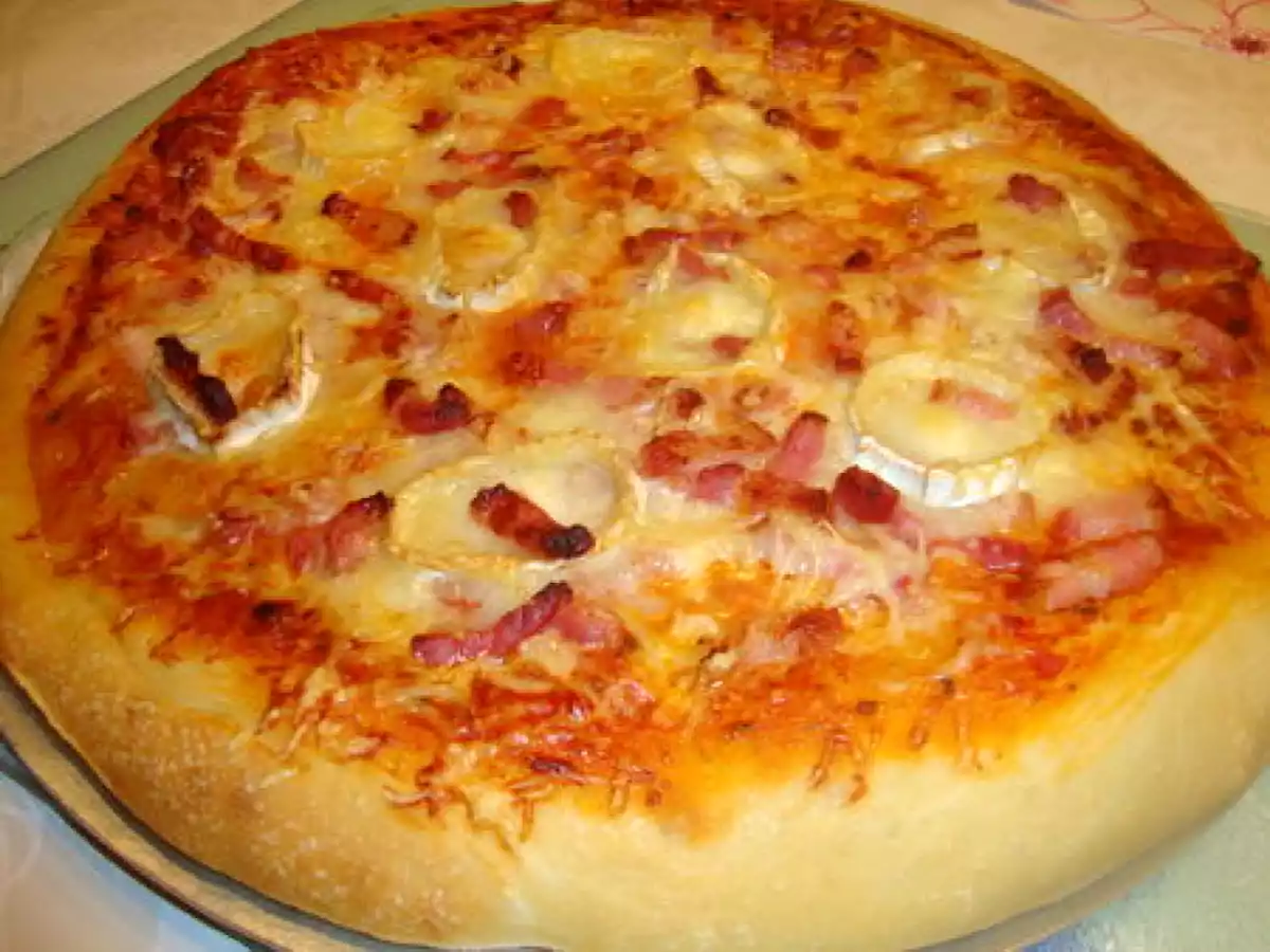 PATE A PIZZA EN MAP GARNIE AU LARDONS ET FROMAGE DE CHEVRE