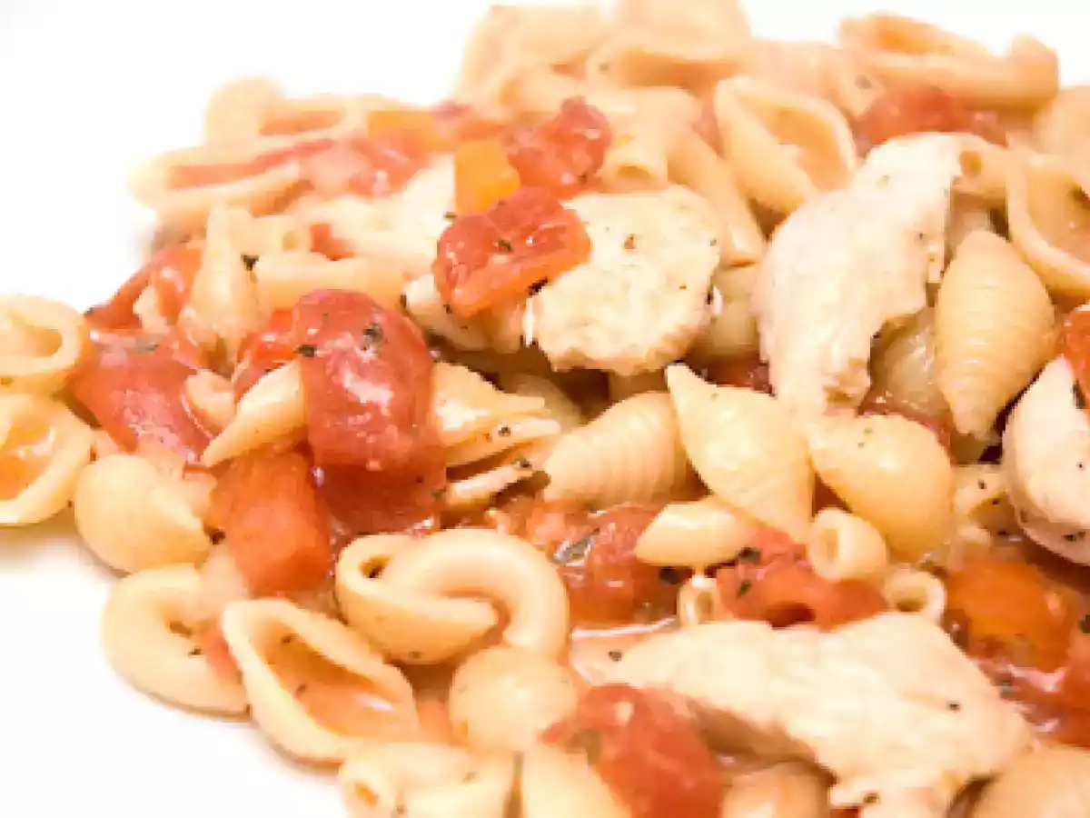 Pâtes à l'émincé de poulet et sauce au vin blanc.