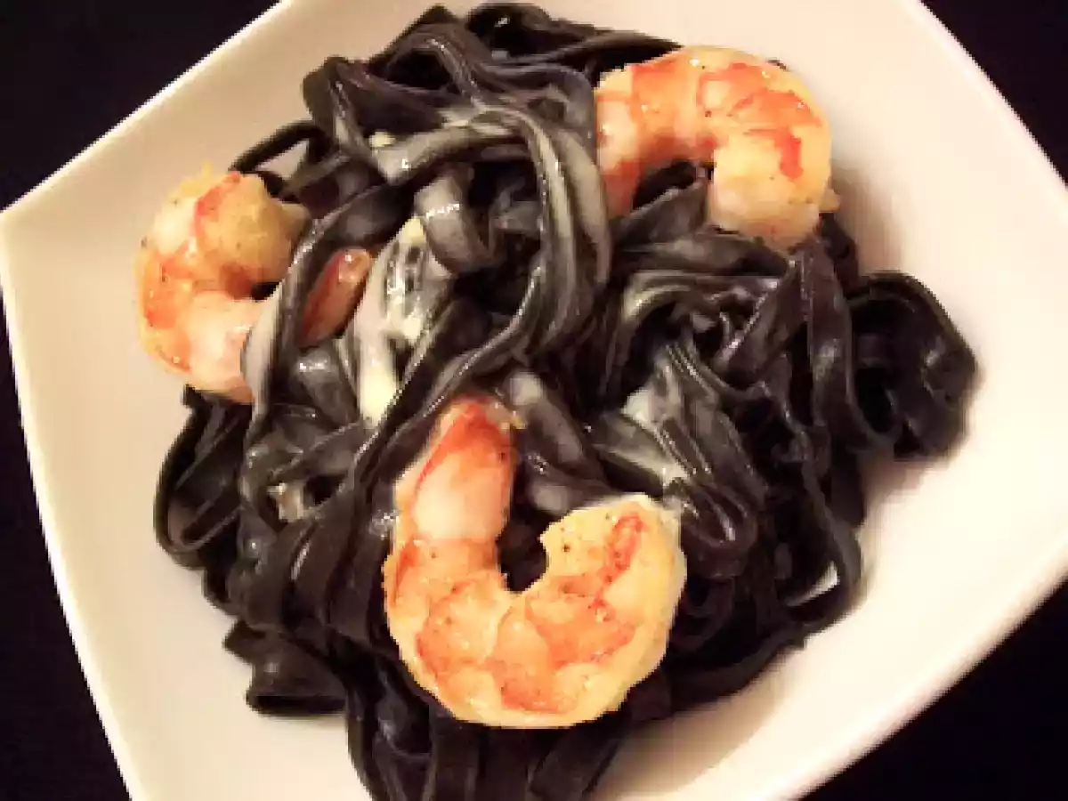 Pâtes à l'encre de seiche, crevettes et Boursault