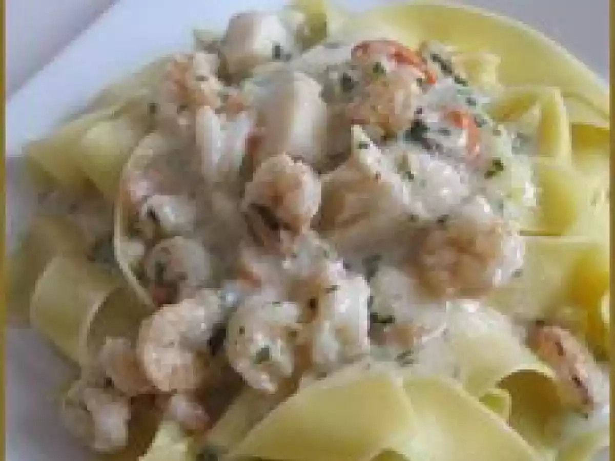 Pâtes à la sauce aux fruits de mer et à la crème.