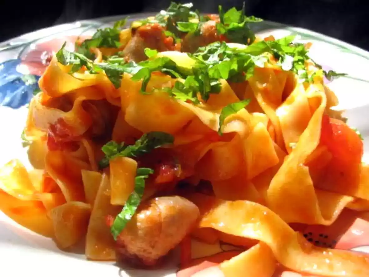 Pâtes à la sauce tomate, saucisse et graines de fenouil