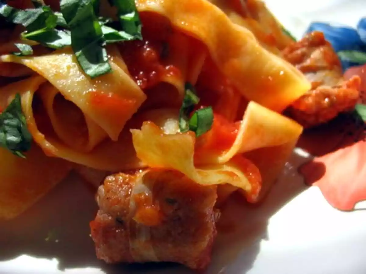 Pâtes à la sauce tomate, saucisse et graines de fenouil - photo 2