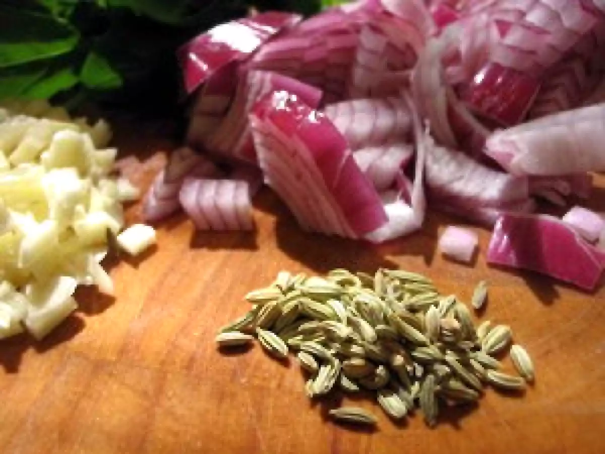 Pâtes à la sauce tomate, saucisse et graines de fenouil - photo 3