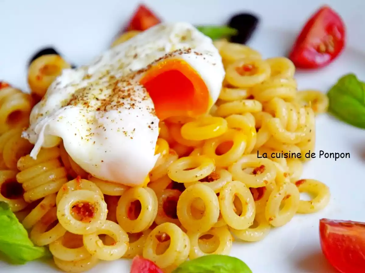Pâtes au pesto de tomates, oeuf poché et ail noir