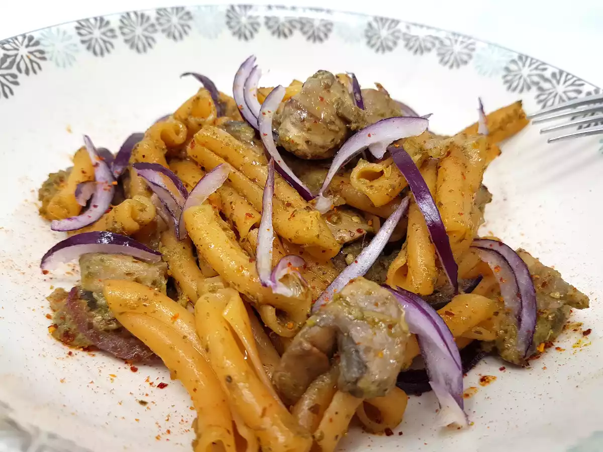 Pâtes au pesto tofu et chanvre, oignon rouge et champignons