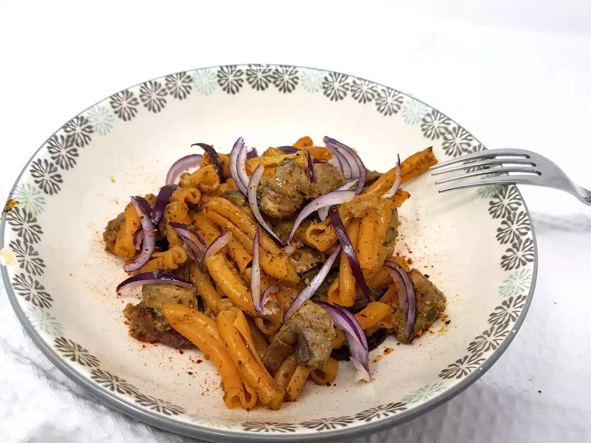 Pâtes au pesto tofu et chanvre, oignon rouge et champignons - photo 2