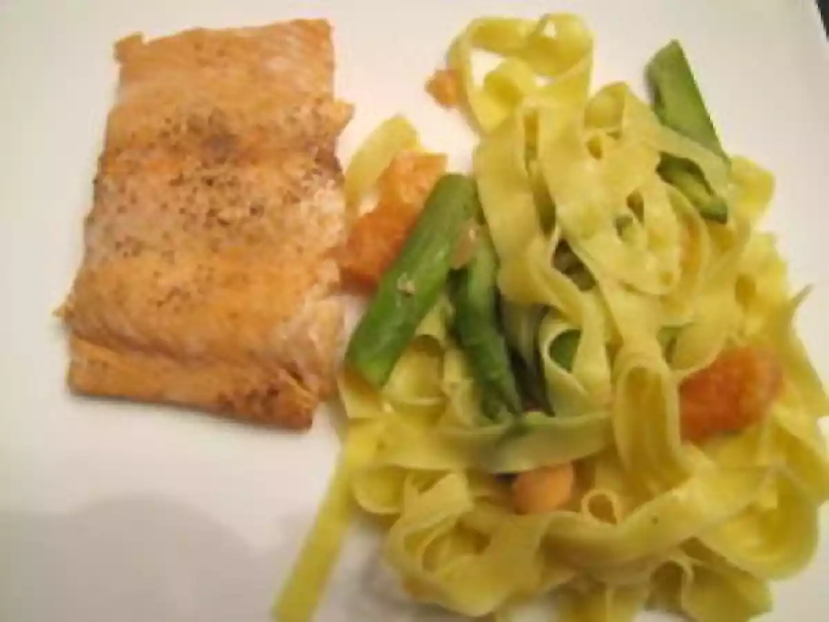 Pâtes au saumon fumé et aux asperges vertes accompagnées de son steack de saumon