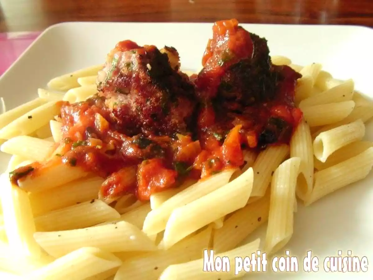 Pâtes aux boulettes et à la sauce tomate