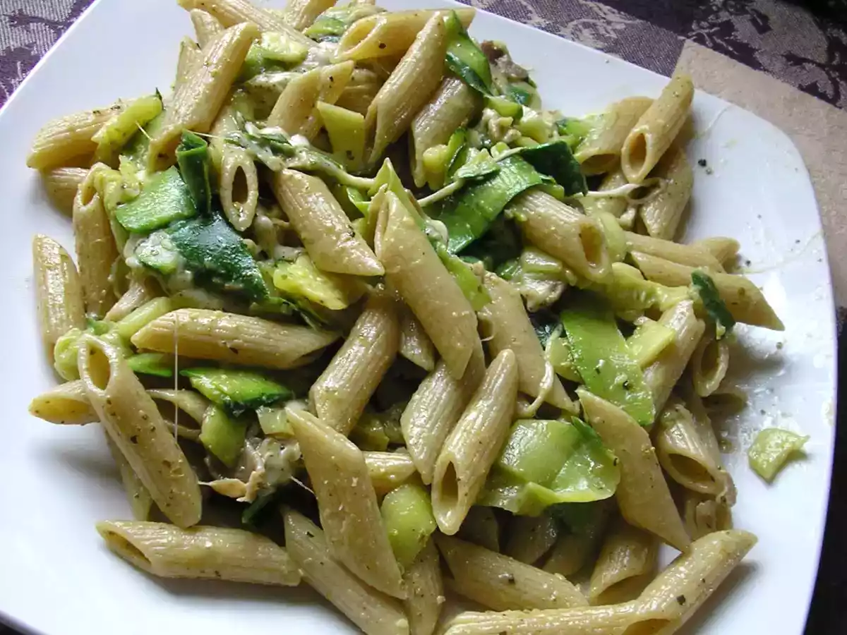 Pâtes aux courgettes/ jambon/pesto et mozzarella