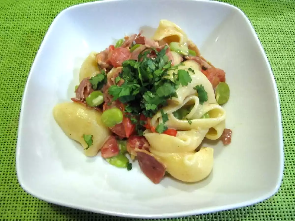 Pâtes aux fêves, tomates cerises et jambon de pays