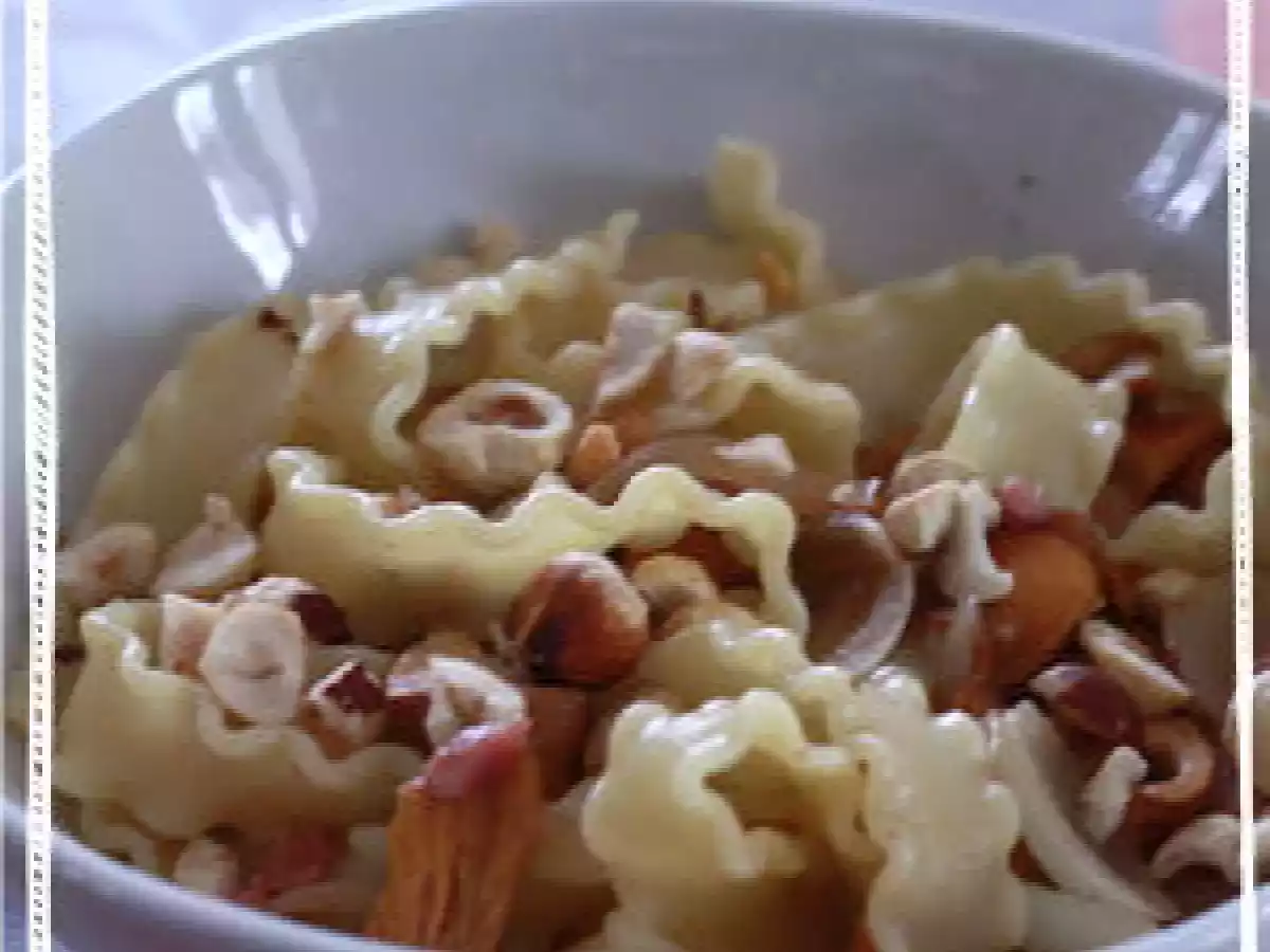 Pâtes aux girolles, lardons et noisettes -