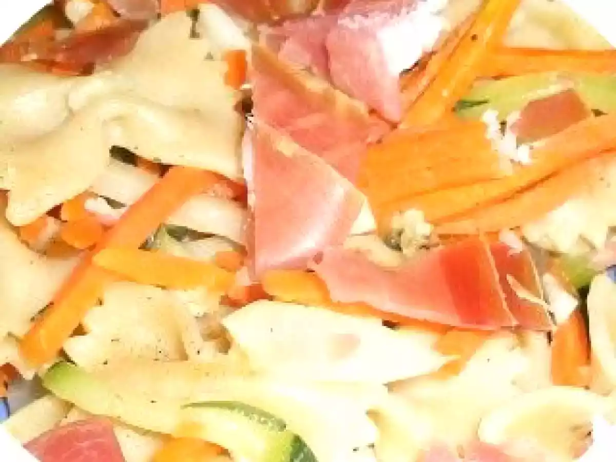Pâtes aux légumes et jambon cru