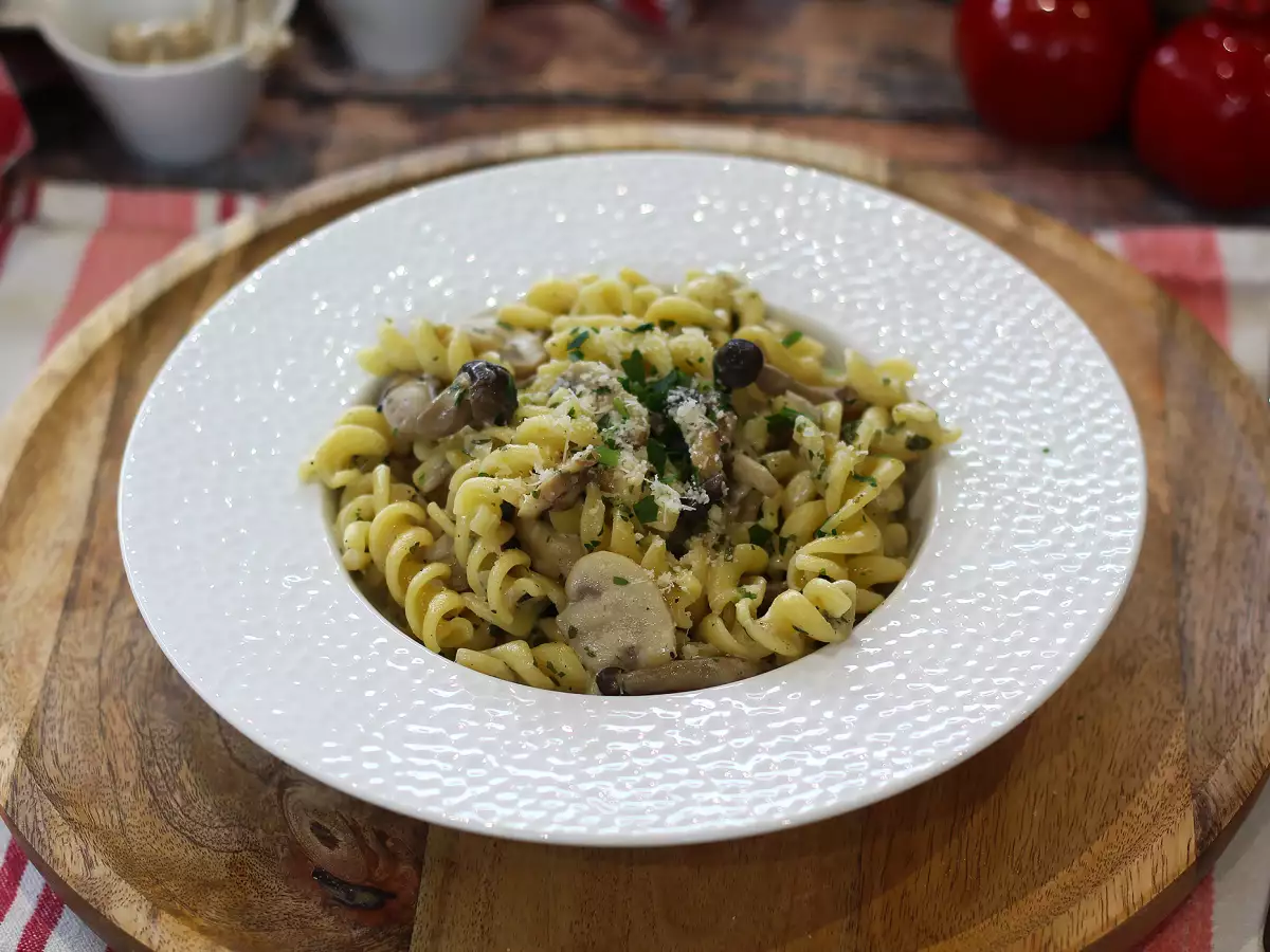 Pâtes aux shimeji et champignons bruns, sauce crémeuse